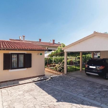 2 Bedroom Amazing Home In Pula Exterior foto