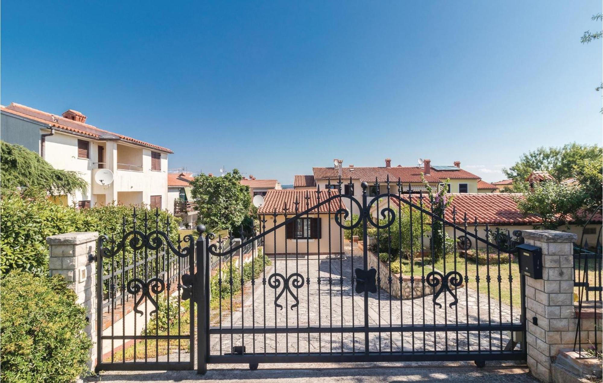 2 Bedroom Amazing Home In Pula Exterior foto