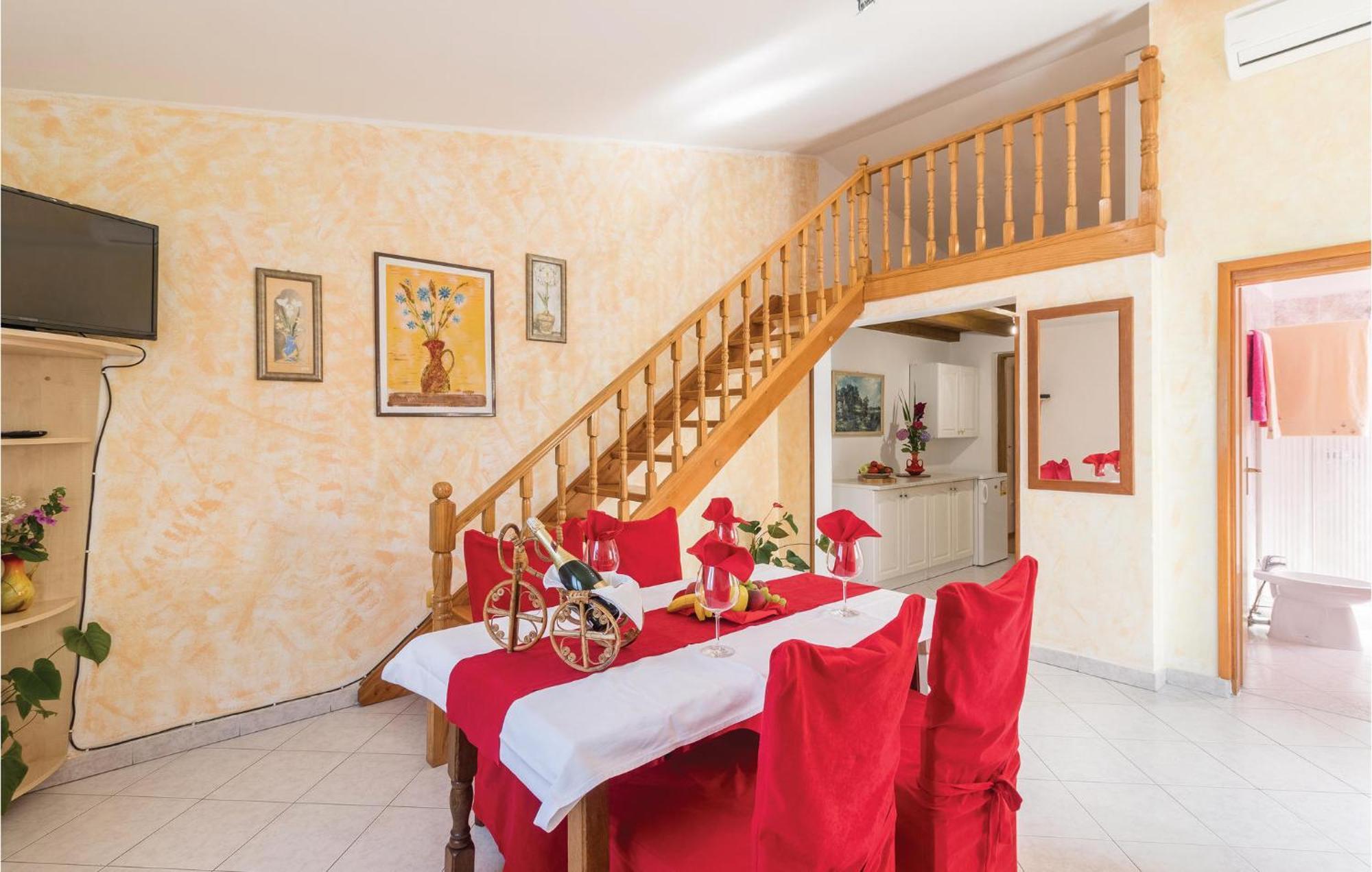2 Bedroom Amazing Home In Pula Exterior foto