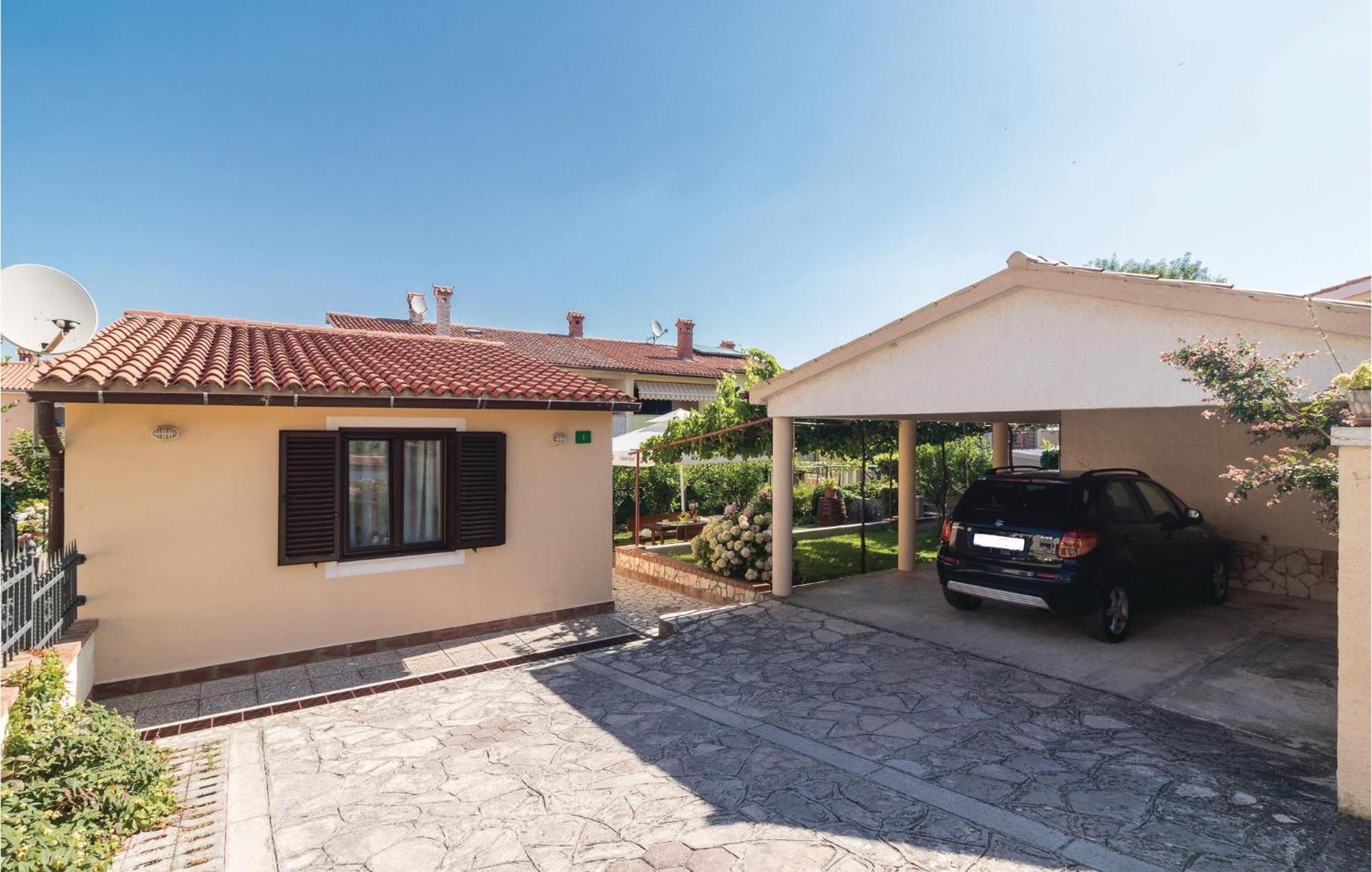 2 Bedroom Amazing Home In Pula Exterior foto
