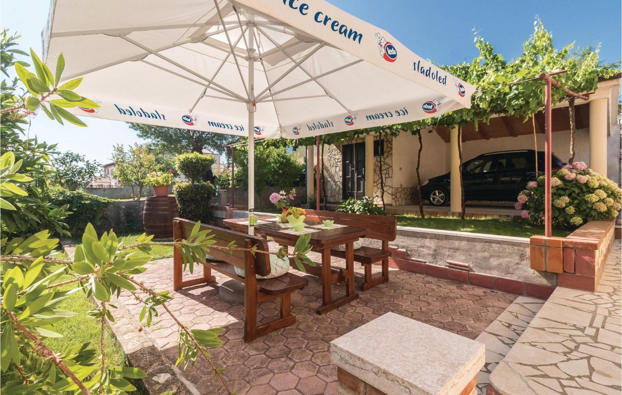 2 Bedroom Amazing Home In Pula Exterior foto