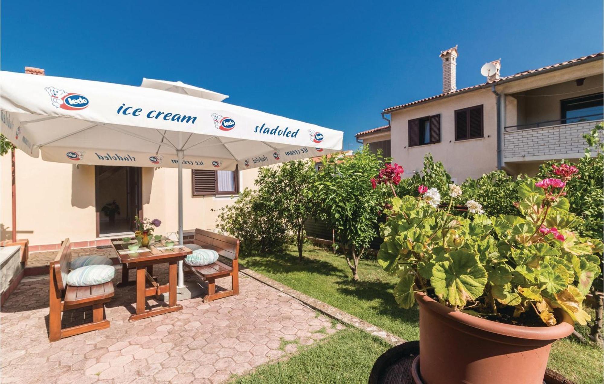 2 Bedroom Amazing Home In Pula Exterior foto