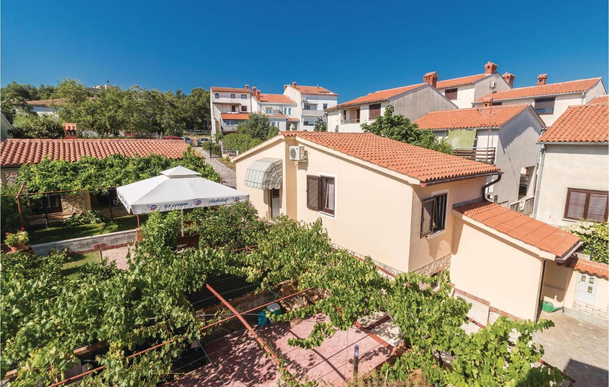 2 Bedroom Amazing Home In Pula Exterior foto