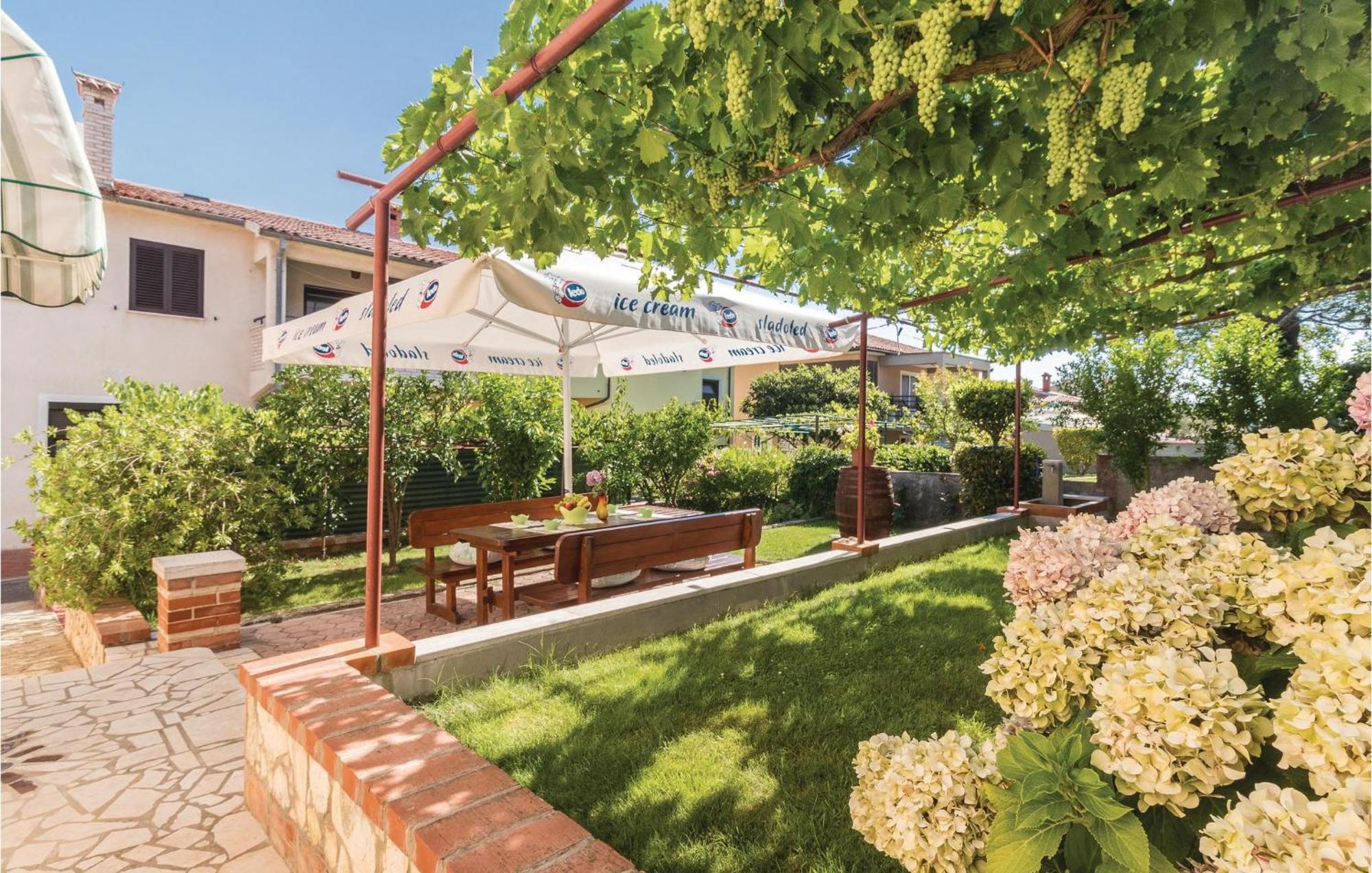 2 Bedroom Amazing Home In Pula Exterior foto
